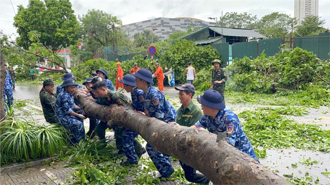 Cảnh sát biển huy động lực lượng giúp người dân Hà Nội khắc phục hậu quả  sau bão Yagi (08/09/2024)