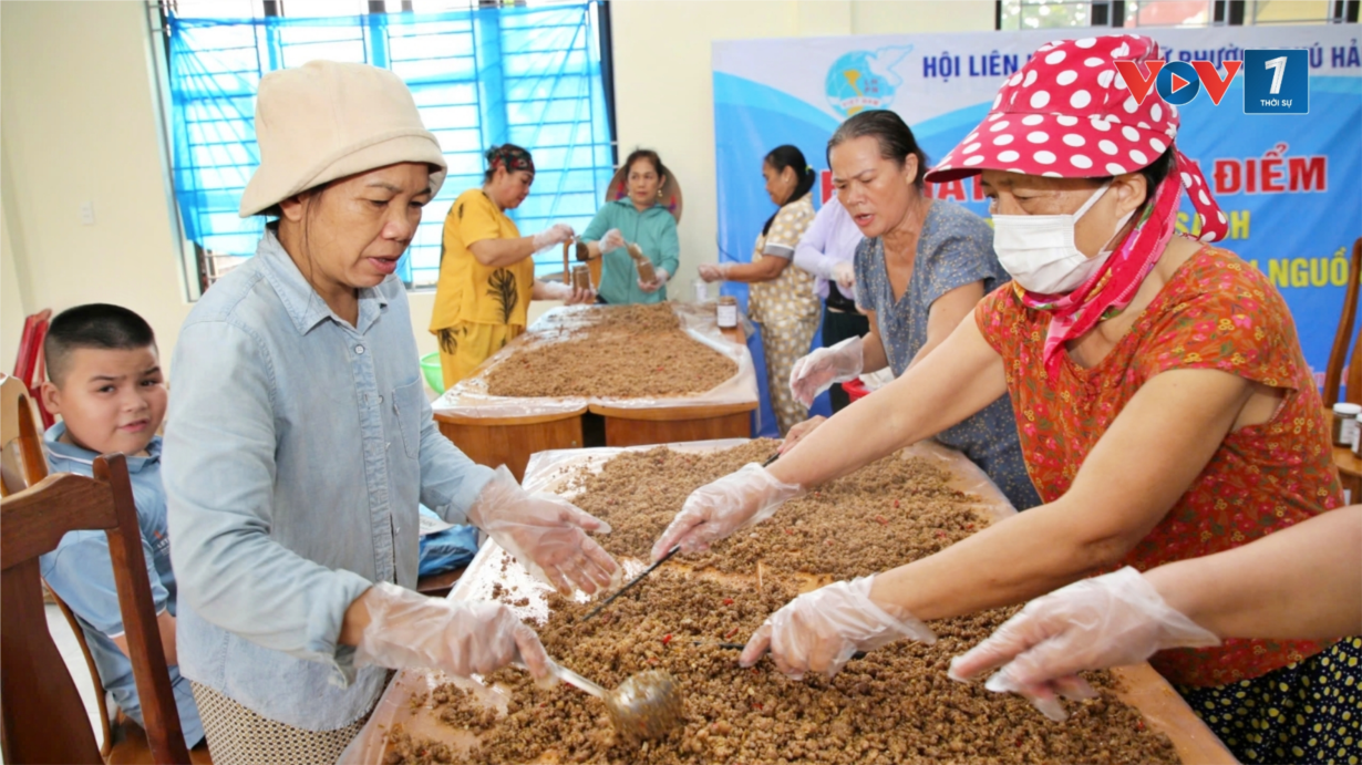 Người dân vùng rốn lũ Quảng Bình làm ruốc thịt gửi ra Bắc hỗ trợ đồng bào vùng thiên tai (11/9/2024)