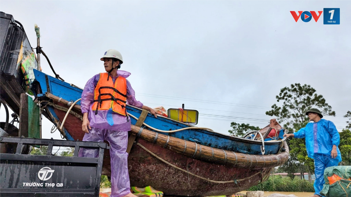 Ngư dân Quảng Bình kéo thuyền máy ra Bắc cứu người trong mưa lũ (12/9/2024)