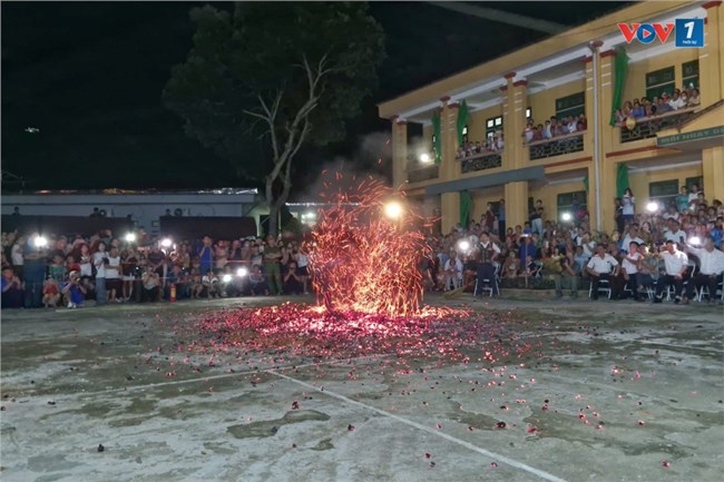 Độc đáo nghi lễ nhảy lửa trong Ngày hội văn hóa dân tộc Dao ở Yên Bái (2/9/2024)