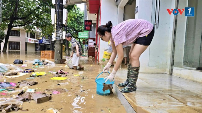 Mực nước trên sông Hồng tại thành phố Lào Cai bắt đầu rút (10/9/2024)