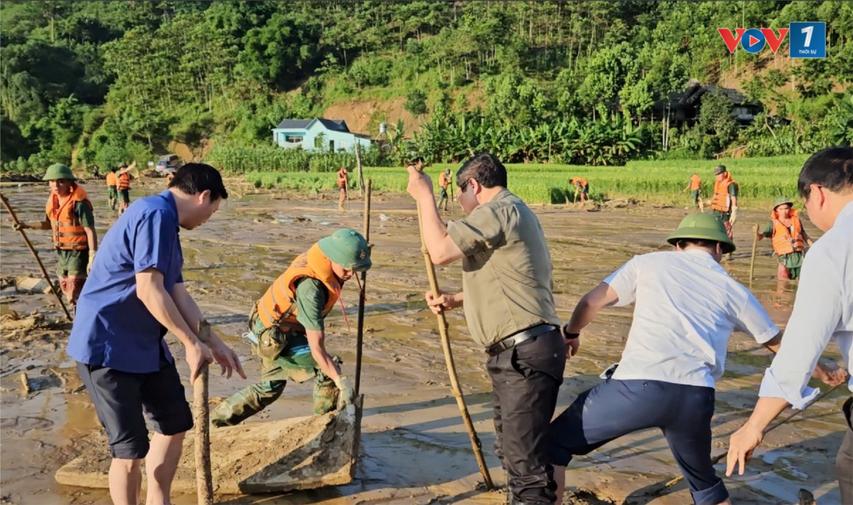 Thủ tướng Phạm Minh Chính không kìm được nước mắt khi đến thôn Làng Nủ (12/9/2024)