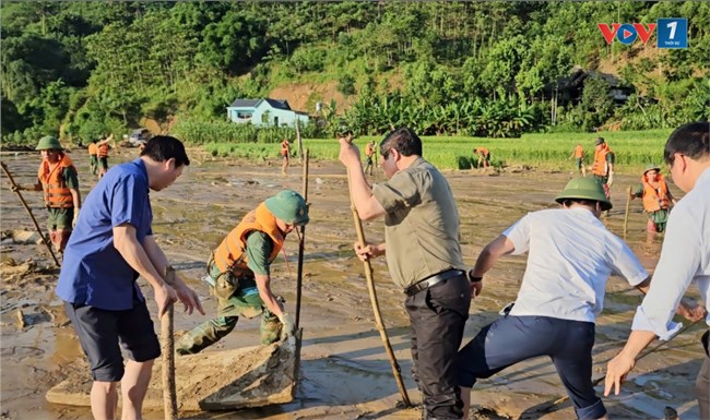 Thủ tướng Phạm Minh Chính không kìm được nước mắt khi đến thôn Làng Nủ (12/9/2024)