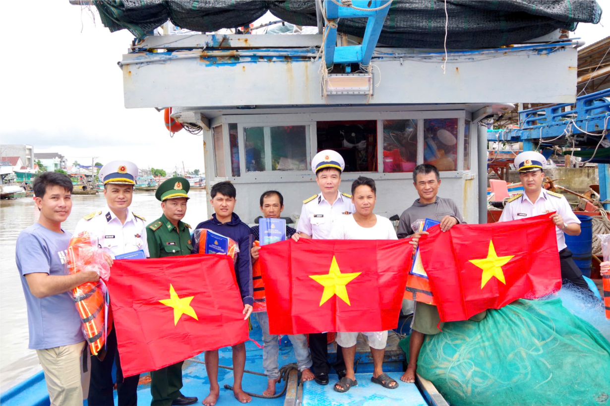 Vùng 2 Hải quân sát cánh cùng ngư dân Trà Vinh vươn khơi, bám biển (11/09/2024)