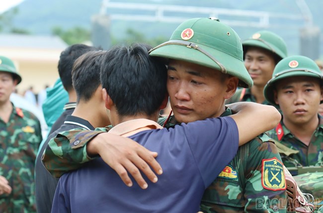 Lưu luyến ngày chia tay Làng Nủ: Tình quân dân còn mãi (24/9/2024)