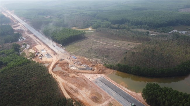 Công nhân làm xuyên Lễ Quốc khánh trên dự án cao tốc Vạn Ninh - Cam Lộ (3/9/2024)