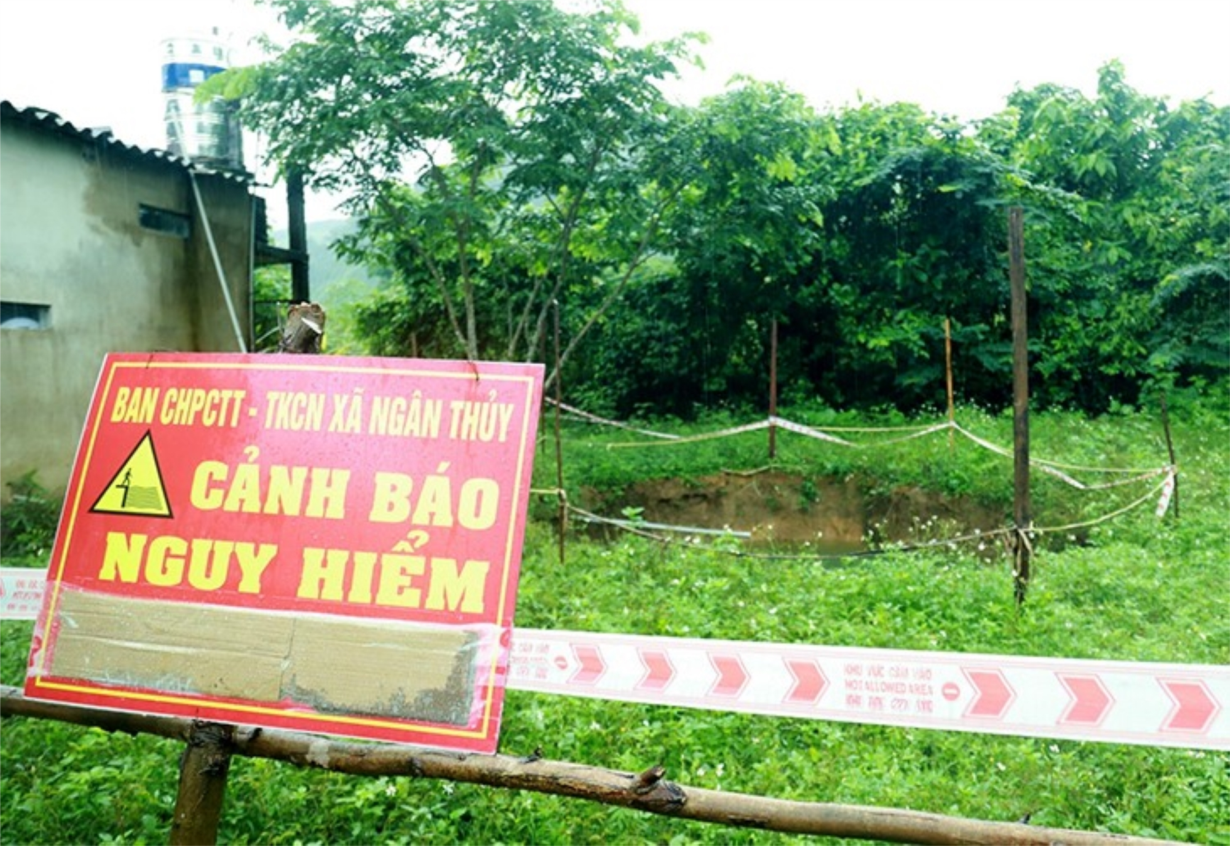 Quảng Bình: Xuất hiện 2 hố sụt lún nguy hiểm ở gần nhà dân  (21/9/2024)