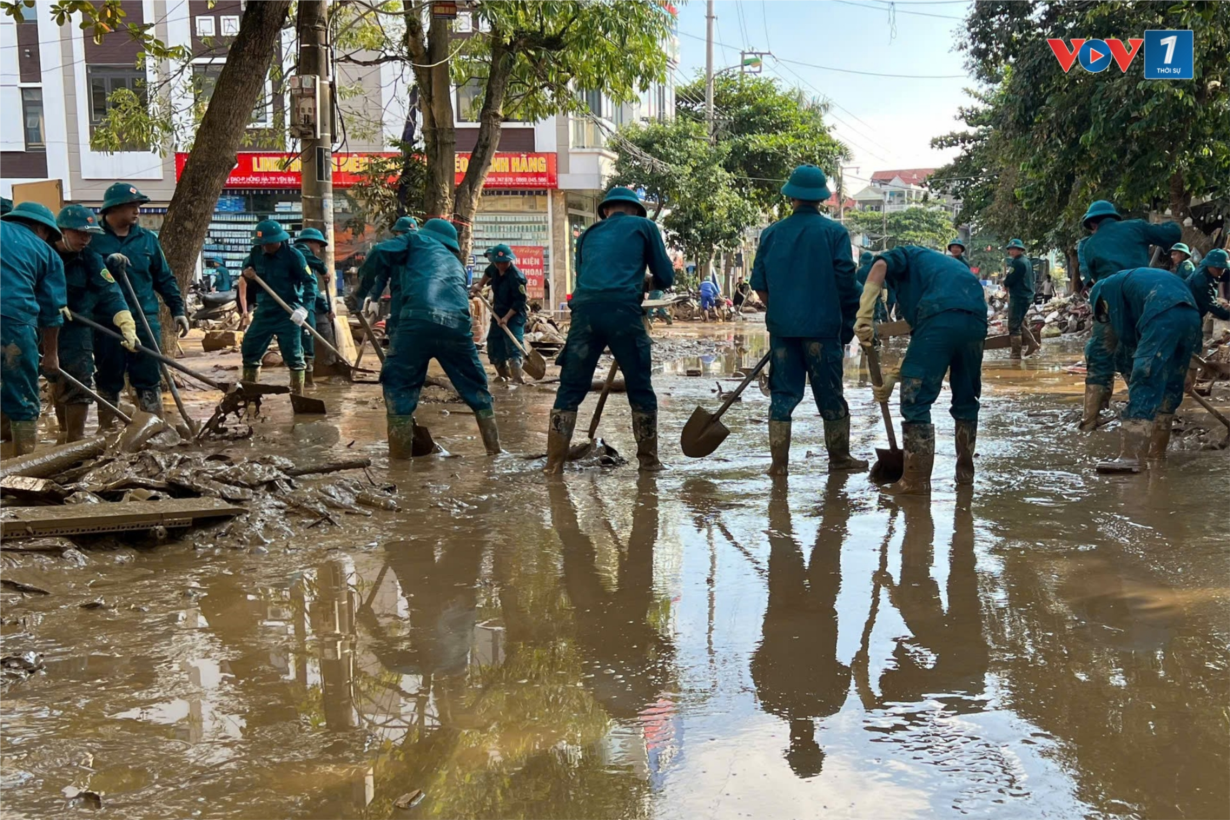 Hàng nghìn cán bộ, chiến sỹ lực lượng vũ trang khẩn trương giúp dân vùng lũ Yên Bái khôi phục đời sống (14/9/2024)