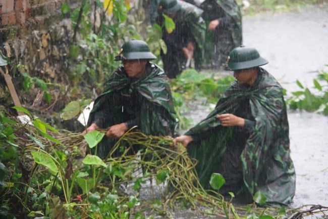 Thanh Hóa: Hơn 500 cán bộ chiến sĩ đầm mình dưới nước giúp dân (07/9/2024)