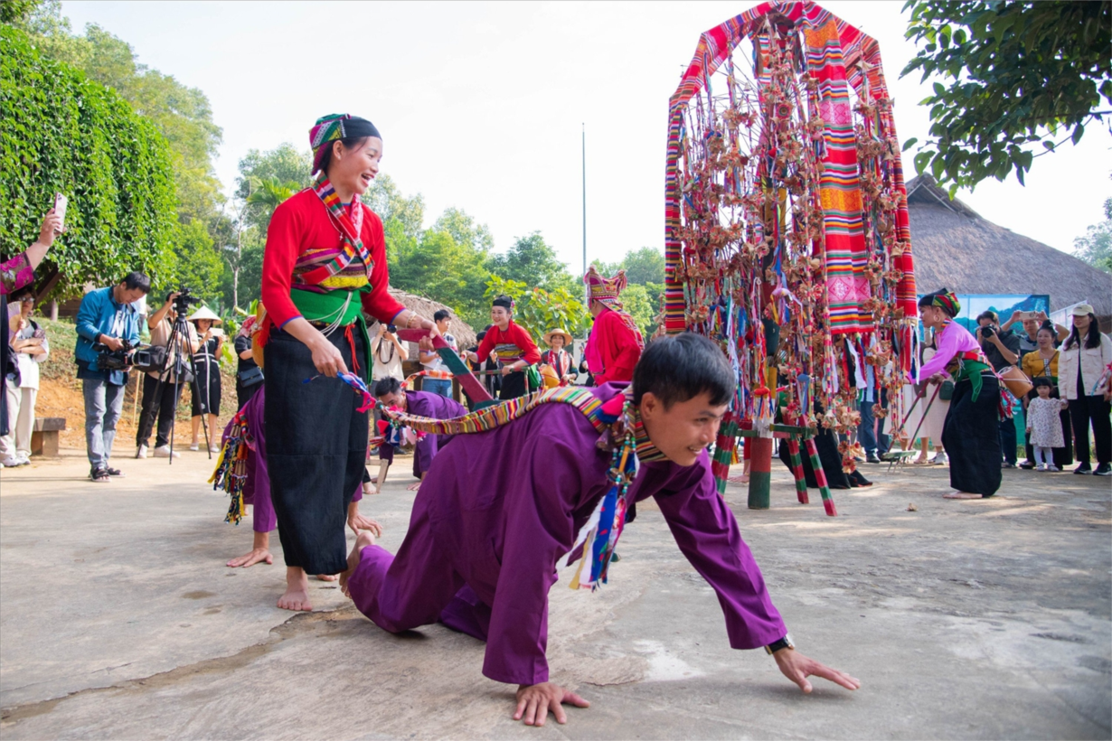 Nghệ nhân ưu tú Bùi Ngọc Thuận: Người giữ hồn văn hoá dân tộc Mường (12/9/2024)