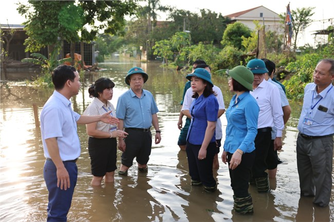 Ngành Giáo dục Hà Nội thăm, tặng quà giáo viên, học sinh bị ảnh hưởng mưa lũ sau bão số 3 (12/09/2024)