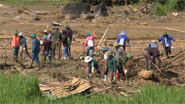 Tìm kiếm nạn nhân vùng lũ Làng Nủ thêm khó khăn khi nền đất khô, dần nén chặt (15/9/2024)