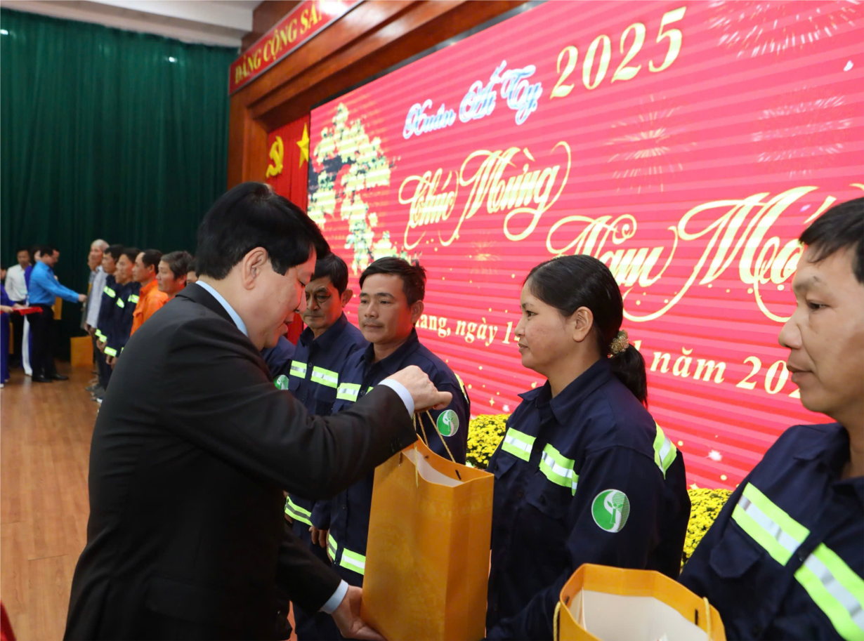 Chủ tịch nước Lương Cường tới thăm và chúc tết đảng bộ, chính quyền và nhân dân Kiên Giang (14/1/2025)