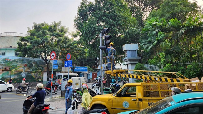 THỜI SỰ 18H CHIỀU 10/1/2025: TPHCM lắp đèn giao thông tín hiệu mũi tên xanh tại nhiều giao lộ nội đô, cho phép xe máy rẽ phải khi đèn đỏ, nhằm giảm ùn tắc.