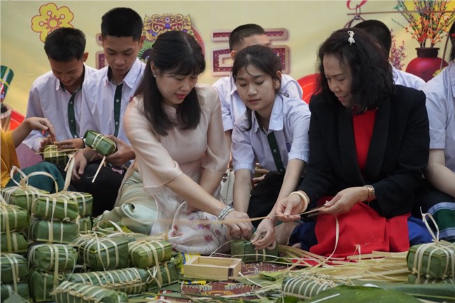 Thế hệ trẻ kiều bào tại Lào gìn giữ và lan tỏa nét đẹp văn hóa truyền thống Tết Việt (21/1/2025)