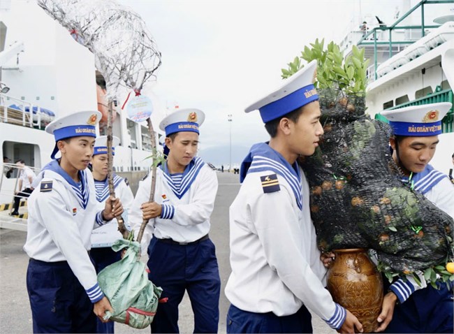 Những con tàu mang quà Tết ra Trường Sa (28/12/2024)