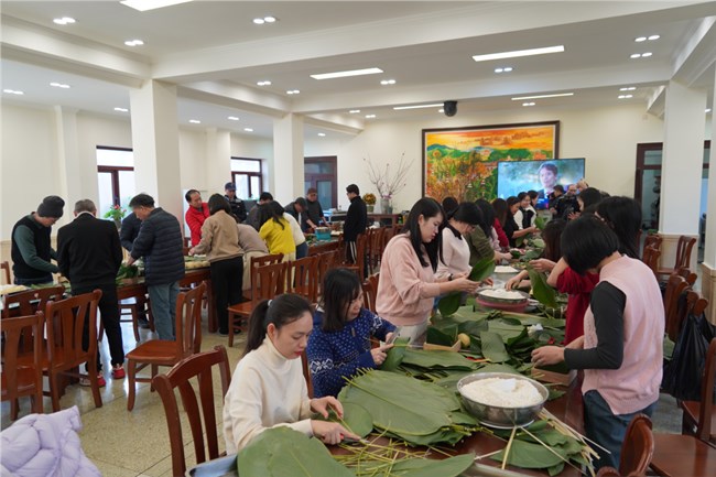 Người Việt ở Bắc Kinh gói nỗi nhớ nhà và giữ hồn Tết Việt trong chiếc bánh chưng xanh (20/1/2025)