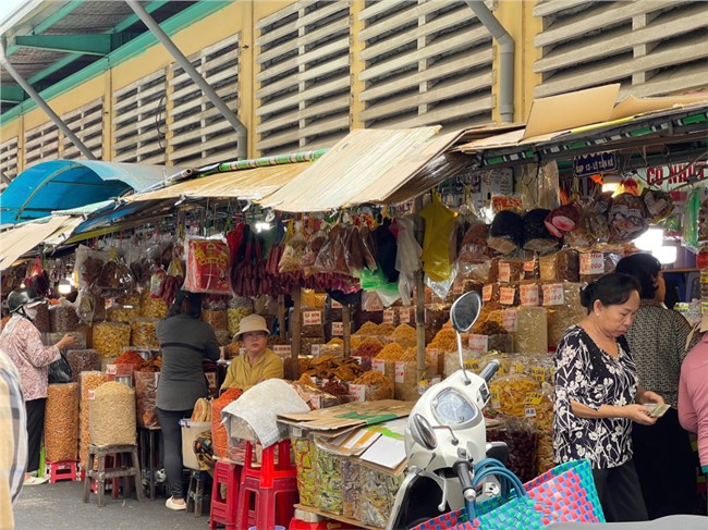 Vắng bóng người mua, chợ truyền thống ở TP.HCM chật vật khi Tết Nguyên đán đến gần (7/1/2025)