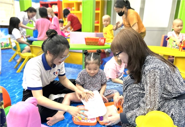 “Người mẹ Nhật” lặng lẽ gieo yêu thương đến bệnh nhi ung thư (23/1/2025)