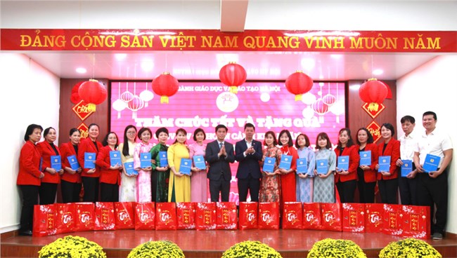 Hà Nội: Ngành Giáo dục dành gần 1,3 tỷ đồng chăm lo Tết cho cán bộ, giáo viên và học sinh (22/01/2025)