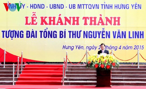 Thời sự trưa ngày 27/4/2015: Chủ tịch nước Trương Tấn Sang dự Lễ khánh thành tượng đài Tổng Bí thư Nguyễn Văn Linh tại xã Giai Phạm, huyện Yên Mỹ, tỉnh Hưng Yên.