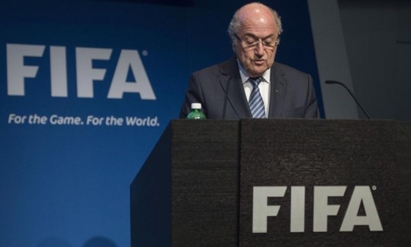 Chủ tịch FIFA Sepp Blatter từ chức đã khoét sâu những bất đồng chính trị Nga-Mỹ