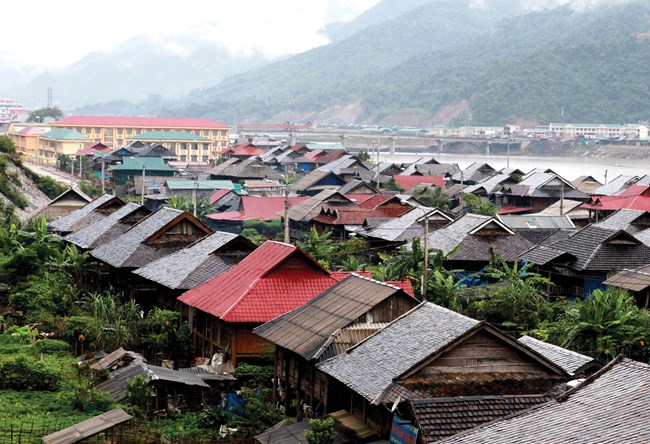 Người dân vùng tái định cư thủy điện Sơn La làm giàu trên quê mới. (31/12/2015)