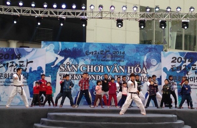 Văn hóa giải trí ngày 29/12/2014: Sôi động chương trình “Sân chơi văn hóa Taekwon-Pop 2014”