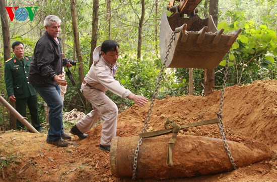 Thời sự đêm ngày 24/4/2015: Hoa Kỳ cam kết tăng gấp đôi ngân sách cho hoạt động rà phá bom mìn còn sót lại sau chiến tranh tại Việt Nam.