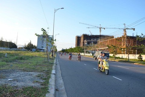 Cử tri thành phố Đà Nẵng yêu cầu các Đại biểu HĐND chất vấn lãnh đạo thành phố về biện pháp ngăn chặn người Trung Quốc mua đất trái phép tại địa phương. (Thời sự trưa 09/12/2015)