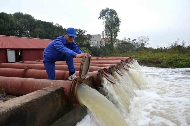 Tập đoàn điện lực Việt Nam lên kế hoạch điều tiết nước các hồ thủy điện, giải quyết tình trạng khô hạn tại khu vực Miền Trung Tây Nguyên. (Thời sự trưa 11/4/2016)