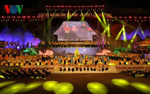Văn hóa giải trí ngày 01/01/2015: Ngày hội Văn hóa dân tộc Thái - Ngày hội của tình đoàn kết dân tộc
