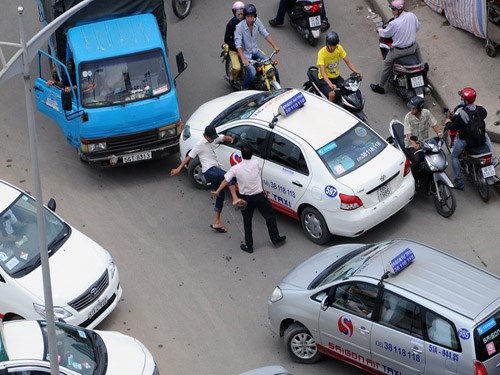 Đối phó với những tài xế lái ẩu. (21/12/2015)